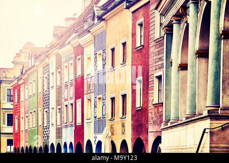 Case mercantili facciate in Poznan Old Market Square, dai toni di colore immagine, Polonia. Foto Stock