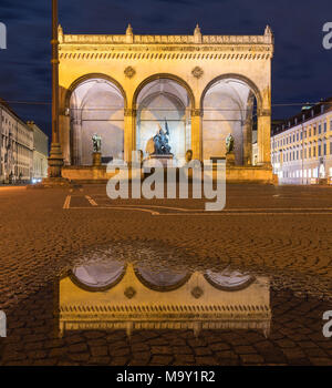 Una lunga esposizione foto scattata di un famoso fthe Feldherrenhalle di Monaco di Baviera con una bella riflessione Foto Stock