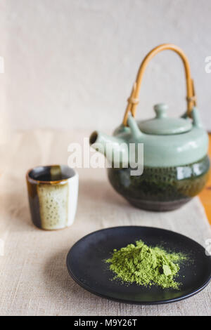 Set di matcha in polvere Il piatto con il tè pentola e piccola tazza da tè Foto Stock