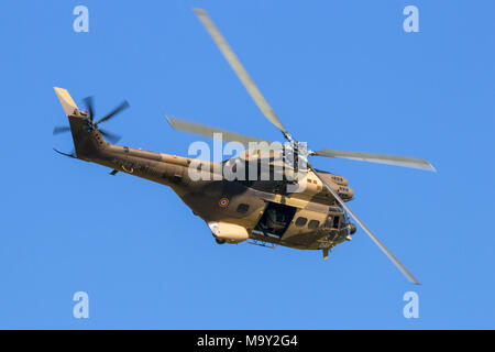 GILZE-Rijen, Paesi Bassi - 7 SET 2016: Esercito Francese Puma elicottero nel deserto il camuffamento in volo Foto Stock