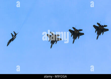 LEEUWARDEN, Paesi Bassi - Aprile 5, 2017: Formazione volo della US Air Force F-15 Eagle jet fighter durante l'esercizio Frisone bandiera. Foto Stock