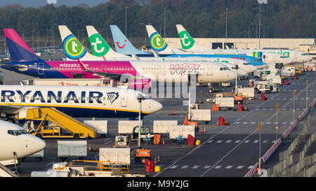 EINDHOVEN, Paesi Bassi - Oct 25, 2017: Vari low-budget airline aeromobili parcheggiati presso il terminale di Eindhoven-Airport. Foto Stock