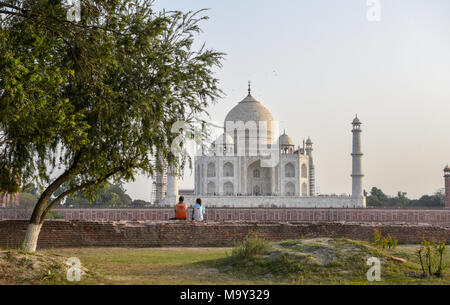 Agra, India - 15 Marzo 2017: turistici persone sedute e godendo presso i giardini del cortile del famoso Taj Mahal Palace in Agra city, India Foto Stock