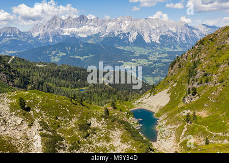 Vista aerea da Rippetegg di montagna al lago blu Spiegelsee Mittersee e distante la gamma della montagna Dachstein in Alpi austriache Foto Stock