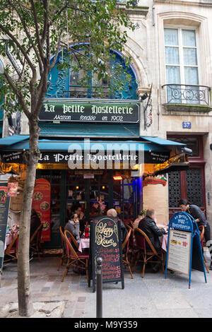 Il tradizionale ristorante francese La Petite Hostellerie situato vicino a Saint Michel boulevard di Parigi, Francia. Foto Stock