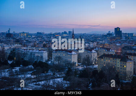 Una sera d'inverno imposta su Vienna come il sole tramonta e le molte finestre della città iniziano ad accendersi Foto Stock