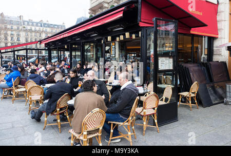 In stile tradizionale francese cafe Le partono Saint Michel , Parigi, Francia. Foto Stock