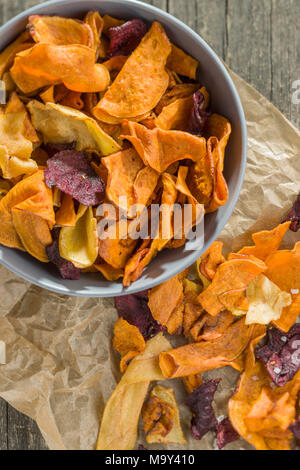 Fritto misto di chip vegetale sul vecchio tavolo. Foto Stock