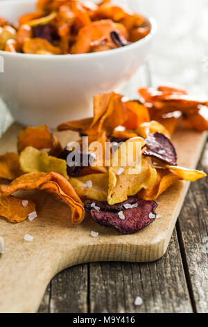 Fritto misto di verdure chip su scheda di taglio. Foto Stock