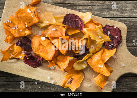 Fritto misto di verdure chip su scheda di taglio. Foto Stock