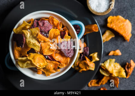 Fritto misto di chip di vegetali in pentola. Foto Stock