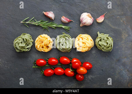 Ingredienti per la pasta italiana La cucina del pasto con le tagliatelle Foto Stock