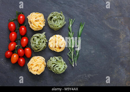 Ingredienti per la pasta italiana La cucina del pasto con le tagliatelle Foto Stock