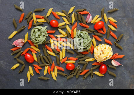 Ingredienti per la pasta italiana La cucina del pasto con le tagliatelle e pasta penne Foto Stock