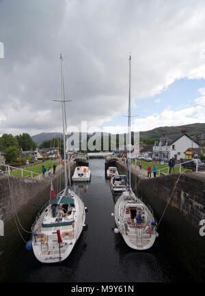 Barche in blocco su Caledonian Canal, Fort Augustus Foto Stock