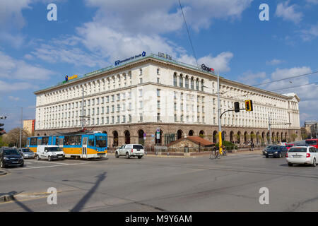 Una fermata del tram che passa di fronte al TZUM-Sofia shopping mall a Sofia, Bulgaria. Foto Stock