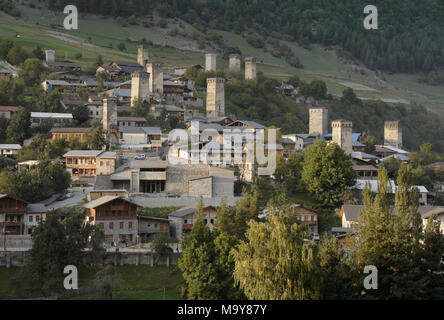 Storica Torre ospita tra gli edifici moderni sul pendio di una collina in Mestia, Svaneti regione del Caucaso, Georgia Foto Stock