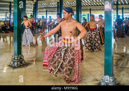 Beksan Putra e tradizionale palazzo maschio performance di danza presso il Kraton Ngayogyakarta Hadiningrat, il palazzo del sultanato di Yogyakarta, Java centrale, Foto Stock