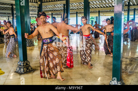 Beksan Putra e tradizionale palazzo maschio performance di danza presso il Kraton Ngayogyakarta Hadiningrat, il palazzo del sultanato di Yogyakarta, Java centrale, Foto Stock