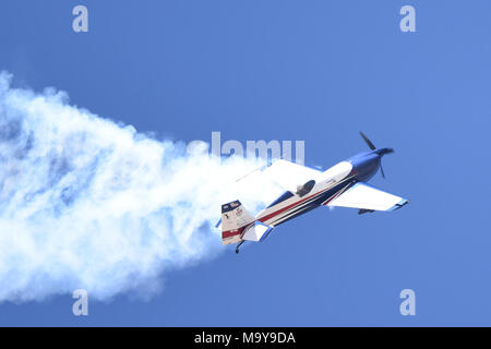 Bob Freeman piloti il suo EXTRA 330SC attraverso i cieli di Luca giorni, dimostrando la sua capacità di acrobazia, Luke Air Force Base, Ariz., Marzo 17, 2018. Luca giorni dimostra la Air Force continui progressi nella costruzione del futuro di airpower con militari e civili di aria agisce inclusi gli Stati Uniti. Navy Blue Angels, F-35 e F-22 visualizza statico, scienza, tecnologia, ingegneria, matematica e mostre e le operazioni militari per le dimostrazioni. (U.S. Air Force foto/SSgt Chris Moore) Foto Stock