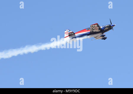 Bob Freeman piloti il suo EXTRA 330SC attraverso i cieli di Luca giorni, dimostrando la sua capacità di acrobazia, Luke Air Force Base, Ariz., Marzo 17, 2018. Luca giorni dimostra la Air Force continui progressi nella costruzione del futuro di airpower con militari e civili di aria agisce inclusi gli Stati Uniti. Navy Blue Angels, F-35 e F-22 visualizza statico, scienza, tecnologia, ingegneria, matematica e mostre e le operazioni militari per le dimostrazioni. (U.S. Air Force foto/SSgt Chris Moore) Foto Stock