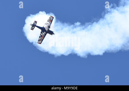 Bob Freeman piloti il suo EXTRA 330SC attraverso i cieli di Luca giorni, dimostrando la sua capacità di acrobazia, Luke Air Force Base, Ariz., Marzo 17, 2018. Luca giorni dimostra la Air Force continui progressi nella costruzione del futuro di airpower con militari e civili di aria agisce inclusi gli Stati Uniti. Navy Blue Angels, F-35 e F-22 visualizza statico, scienza, tecnologia, ingegneria, matematica e mostre e le operazioni militari per le dimostrazioni. (U.S. Air Force foto/SSgt Chris Moore) Foto Stock