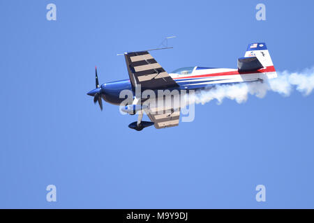 Bob Freeman piloti il suo EXTRA 330SC attraverso i cieli di Luca giorni, dimostrando la sua capacità di acrobazia, Luke Air Force Base, Ariz., Marzo 17, 2018. Luca giorni dimostra la Air Force continui progressi nella costruzione del futuro di airpower con militari e civili di aria agisce inclusi gli Stati Uniti. Navy Blue Angels, F-35 e F-22 visualizza statico, scienza, tecnologia, ingegneria, matematica e mostre e le operazioni militari per le dimostrazioni. (U.S. Air Force foto/SSgt Chris Moore) Foto Stock