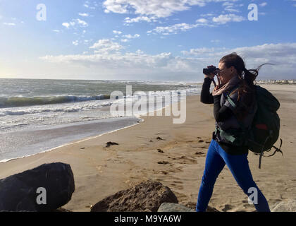 Karen Sinclair, pesci e fauna selvatica biologo con noi. OXNARD in California (6 maggio 2016) - Karen Sinclair, pesci e fauna selvatica biologo con gli Stati Uniti Pesci e fauna selvatica in servizio Ventura bretelle contro il vento mentre cerca di pellicani marroni durante la Biennale pellicano bruno sondaggio tenuto lungo la costa occidentale. Il sondaggio è condotto con l'intento di raccogliere le informazioni necessarie a capire come potenziali minacce da cambiamenti nelle tendenze meteorologiche, preda di disponibilità o cambiamenti di habitat o di contaminanti potrebbero avere impatto California brown pelican popolazioni nel corso del tempo. Foto Stock