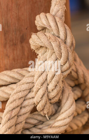 Vecchia barca da pesca di corda con un nodo legato Foto Stock