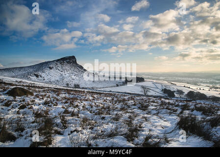 Inverno cielo sopra coperta di neve paesaggio invernale in Peak District al tramonto Foto Stock