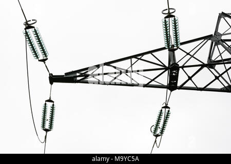 Vista ravvicinata della crossarm e stringhe di isolatore di elettricità ad alta tensione pilone. Foto Stock