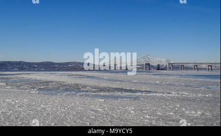 Congelati sul fiume Hudson, Tappan Zee Bridge in Tarrytown, New York Foto Stock