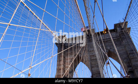 Ponte di Brooklyn in parte anteriore del cielo blu, new york Manhattan Foto Stock
