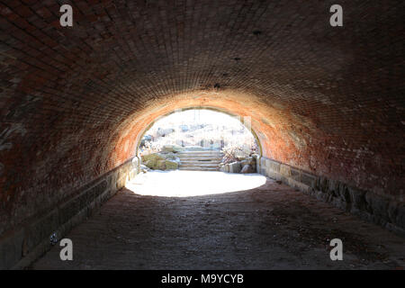 Tunnel in un parco, scuro nel sottopassaggio, luce alla e della metropolitana Foto Stock