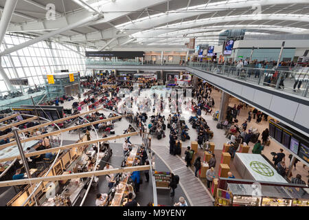 Panoramica della sala partenze, il Terminal 5 di Heathrow, Londra UK 2018 Foto Stock