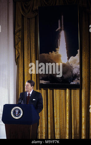 Washington, DC, Stati Uniti d'America, 25 giugno 1985 il Presidente Ronald Reagan si parla del programma space shuttle in Oriente stanza della Casa Bianca. Questo era per la selezione finale per un insegnante di andare nello spazio sulla navetta. Christa McAuliffe è stato scelto come il maestro per andare nello spazio. Morì quando la navetta Challenger è esplosa nel 1986. Credito: Mark Reinstein/MediaPunch Foto Stock