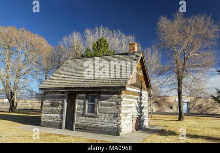 Storica capanna rustica in legno del vecchio West all'esterno del Mormon Pioneer Settlement Heritage Park vicino alla città di Panguitch, Utah, giornata soleggiata negli Stati Uniti sud-occidentali Foto Stock