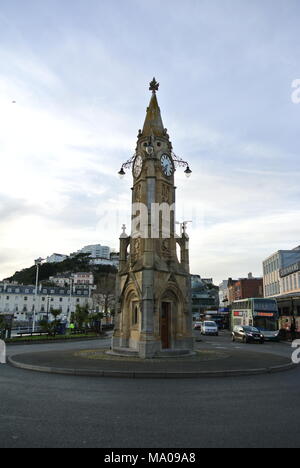 Il Mallock Memorial Clock Tower in Torquay Town Center, Devon, Inghilterra. Foto Stock