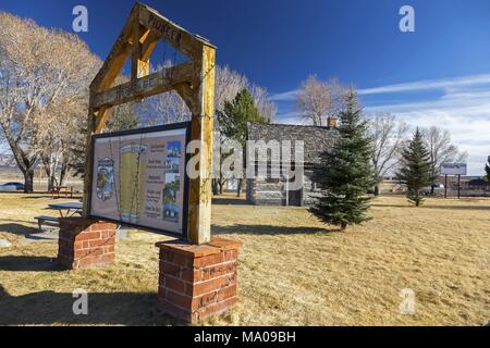 Firmare la tabella nella parte anteriore del Vecchio West Selvaggio Log Cabin in Mormon Pioneer Heritage Park vicino alla città di Panguitch, Utah southwest USA Foto Stock