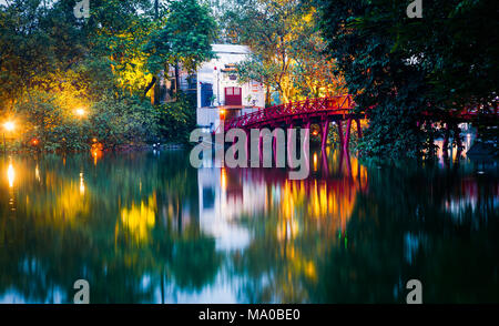 Hanoi Ponte rosso di notte. Il legno dipinto di rosso ponte sopra il Lago Hoan Kiem collega la riva e la Giada isola sulla quale Ngoc Son Temple stand Foto Stock