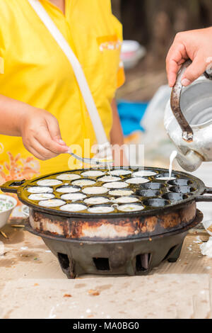 Fare Thai dessert tradizionale, di latte di cocco con polvere fritti Foto Stock