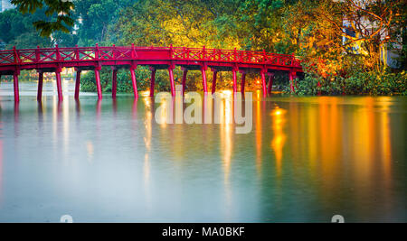 Hanoi Ponte rosso di notte. Il legno dipinto di rosso ponte sopra il Lago Hoan Kiem collega la riva e la Giada isola sulla quale Ngoc Son Temple stand Foto Stock