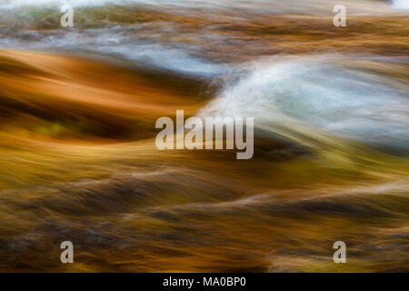 Colore di autunno si riflette nel fiume Swift, gola rocciosa Scenic Area, White Mountain National Forest, New Hampshire Foto Stock