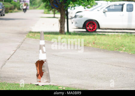 Orange traffico coni rotti su strada Foto Stock