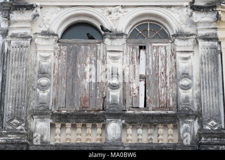 Finestra e vecchio edificio sino in stile portoghese di Phuket citta vecchia, Thailandia. Foto Stock