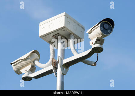 Outdoor telecamera TVCC operanti per la sicurezza nel giardino , sul cielo blu sullo sfondo Foto Stock