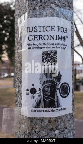 Segno sul polo chiedendo "GIUSTIZIA PER GERONIMI' / ritorno rimane del guerriero Apache Foto Stock