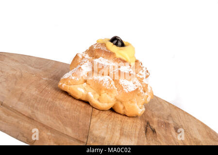 San Giuseppe Zeppole composizione nel display sul piatto di legno Foto Stock