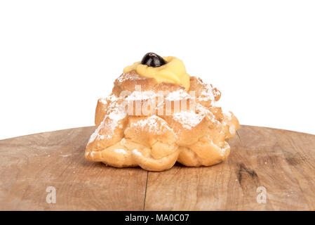 San Giuseppe Zeppole composizione nel display sul piatto di legno Foto Stock