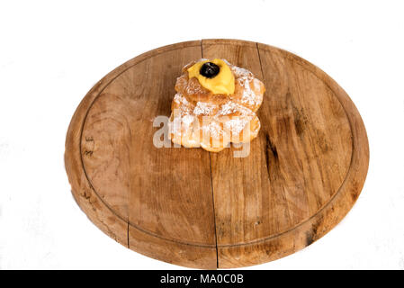 San Giuseppe Zeppole composizione nel display sul piatto di legno Foto Stock